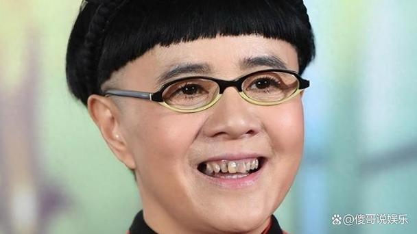 57岁金龟子换发型后首次露面的简单介绍