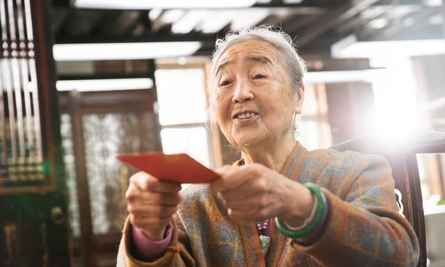 电报员周大爷有亲人吗-坐飞机尽量不要坐最后一排